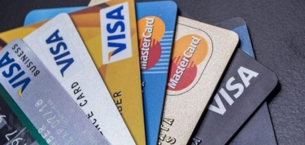 الفرق بين بطاقة الائتمان وبطاقة مسبقة الدفع