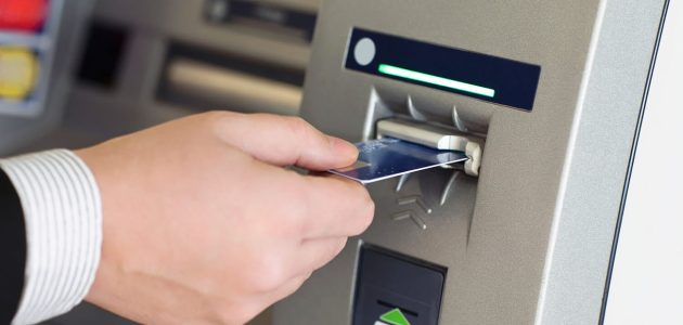 كيف تسحب من ماكينة الصراف الآلي بالخطوات  