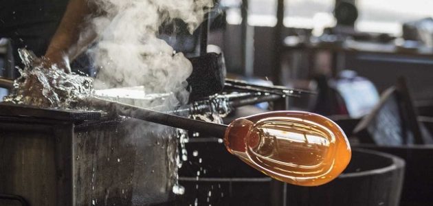 كيف يصنع الزجاج من الرمل