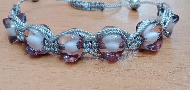 طريقة عمل اساور بالخيوط البلاستيك