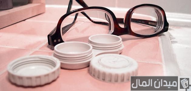 كيفية إزالة العدسات اللاصقة من العين