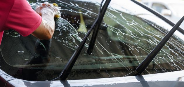 الفرق بين زجاج السيارة الأصلي والتجاري