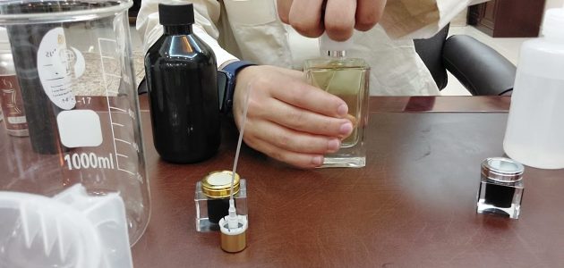 طريقة صناعة العطور في المصانع