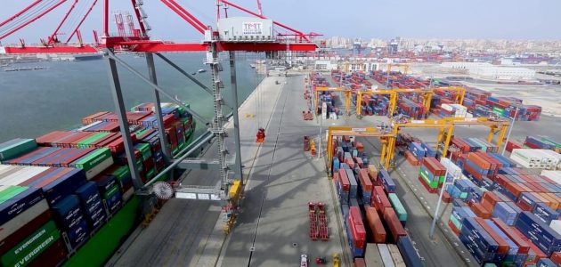 الموانئ المصرية تستقبل 165 ألف طن من الصب الجاف النظيف