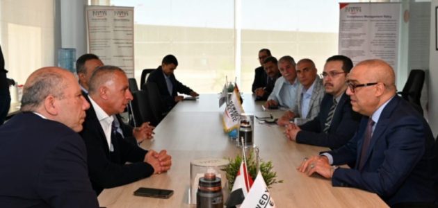 وزير الإسكان يبحث مع مسئولى «السويدى إليكتريك» مقترحات تطوير في المدن الجديدة