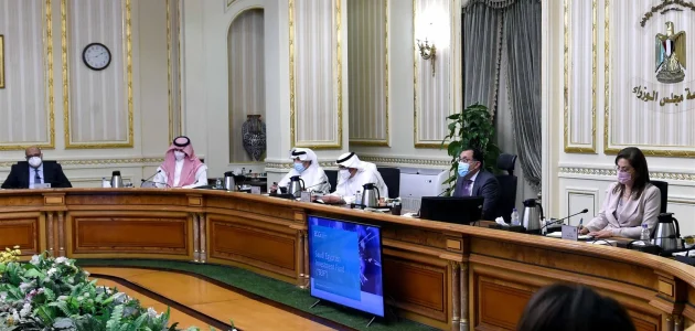 رئيس الوزراء يبحث مع مسئولين سعوديين عقد شراكات استثمارية جديدة