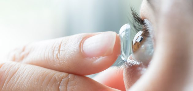 لبس العدسات لأول مرة