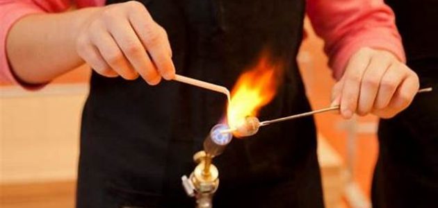 ما هي المادة الخام في صنع الزجاج