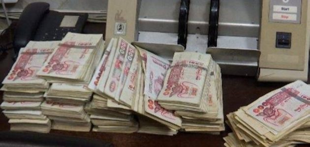 أشخاص يعطون قروض في الجزائر