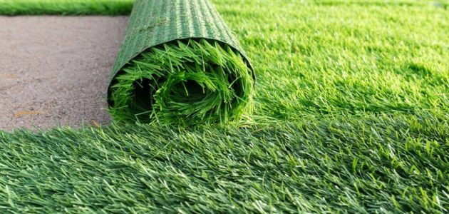 العشب الصناعي على البلاط