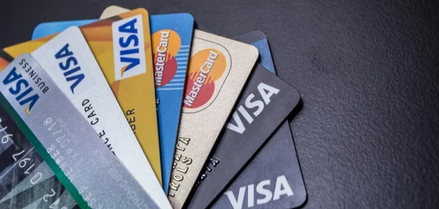 الفرق بين ماستر كارد تيتانيوم وبلاتينيوم