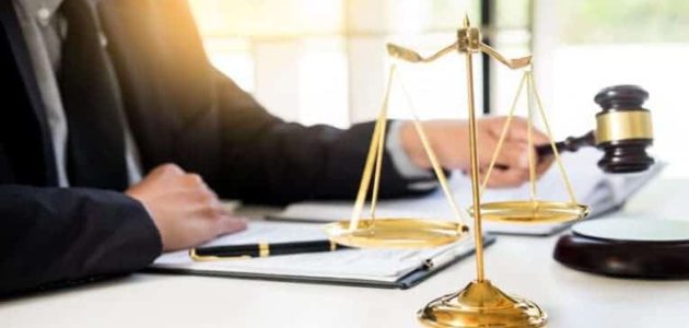 كم يأخذ المحامي على القضية في الإمارات