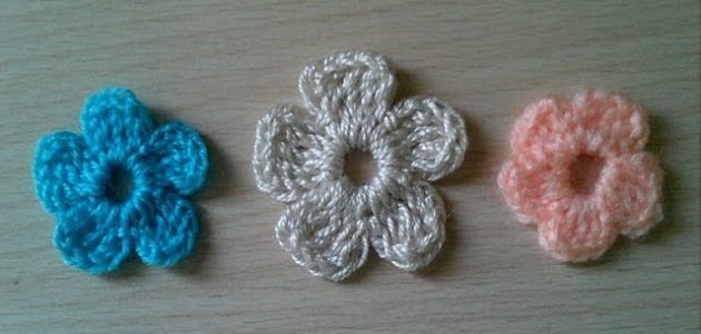 عمل وردة بالكروشيه