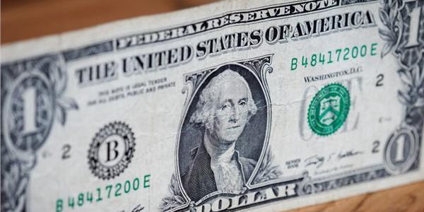 هل يفقد الدولار الأمريكي قوته؟ وماذا يعني ذلك للمستثمرين؟