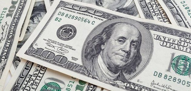 الدولار يتأرجح في ظل بيانات الوظائف الضعيفة وارتفاع التعريفات الاقتصادية