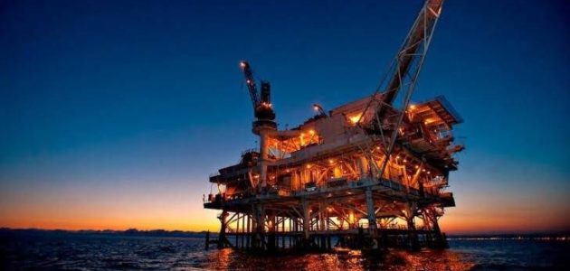 تراجع ملحوظ في عدد منصات التنقيب عن النفط عالميًا وتأثيره على السوق السعودي