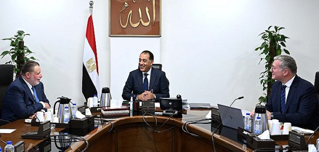 مدبولي يثمن التنسيق بين الحكومة والبنك المركزي لضمان استقرار مخزون السلع البترولية